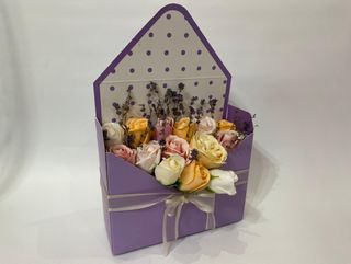 Cod  458 Cutie PLIC mov cu 13 flori sapun pastel roz piersic si bujor piersic, lavanda uscata