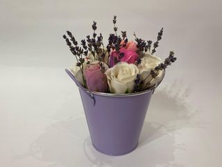 Cod 461 Ghiveci  MOV cu 11 flori sapun pastel trandafiri  si  dalie roz, lavanda uscata