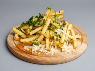 Cartofi cu patrunjel, usturoi si branza razuita