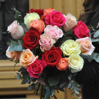 Buchet cu 19 trandafiri colorati