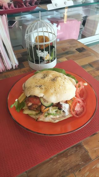 Kebab de Pui in pita proaspat coapta