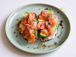 Bruschete cu avocado si somon afumat
