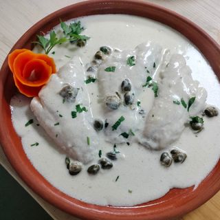 Șalău la cuptor cu sos alb