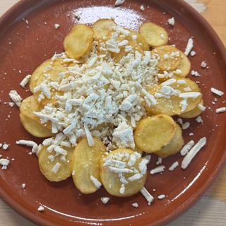 Cartofi prăjiți cu brânză rasă 