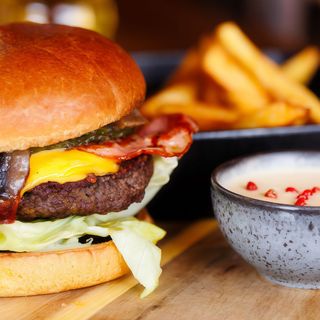 Farmhand Burger cu cartofi prajiti de casa