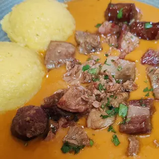 Fasole pârgălită cu garniță,mămăligă și murături