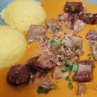 Fasole pârgălită cu garniță,mămăligă și murături