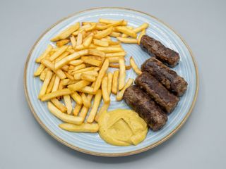 Mici la grătar cu cartofi prajiti si mustar