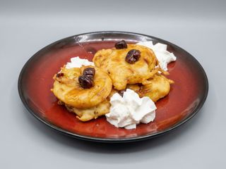 Măr copt în aluat cu sos de vișine