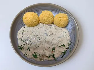 Tocăniță de hribi cu mămăligă