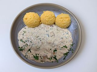 Tocăniță de hribi cu mămăligă