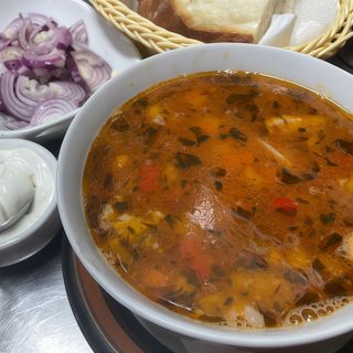 Ciorba de fasole cu afumatura si salata de ceapa