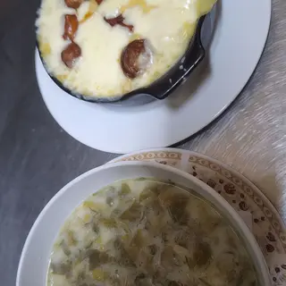 Ciorba de salata verde cu jumari si mamaliga