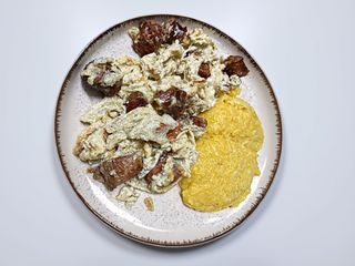 Mămăligă cu papă și carne de la garniță