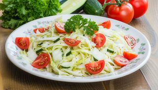 Salată de varză, roșii şi castraveți