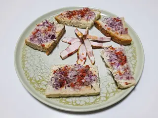 Pită unsă cu unsoare, paprika si ceapa