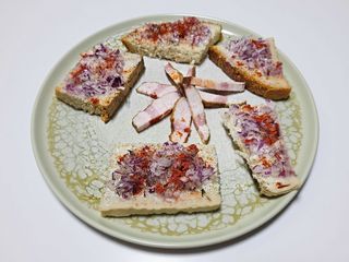 Pită unsă cu unsoare, paprika si ceapa