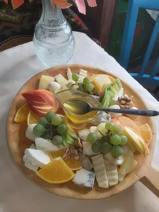 Platou de brânzeturi cu fructe