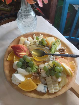 Platou de brânzeturi cu fructe
