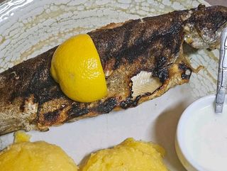 Păstrăv la grătar cu Mămăligă și Mujdei