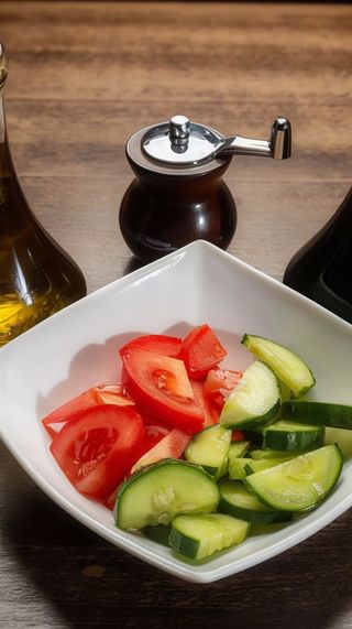 Salata de rosii si castraveti