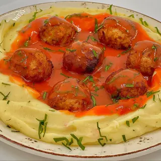Chiftelute de porc cu sos si garnitura la alegere