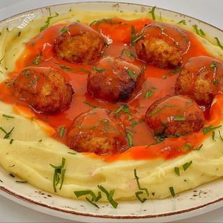 Chiftelute de porc cu sos si garnitura la alegere