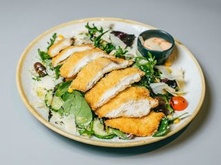 ȘNIȚEL DE PUI GRATINAT CU MOZARELLA(include cartofi + sos)