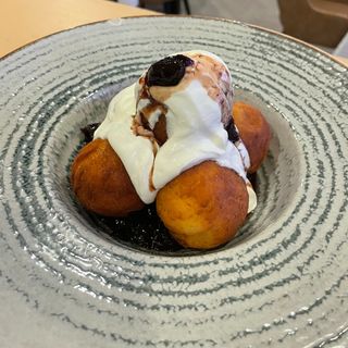 Papanasi cu smantana si dulceata