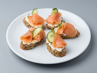 Bruschete cu somon și cremă brânză