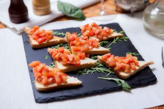 Bruschette cu rosii si usturoi