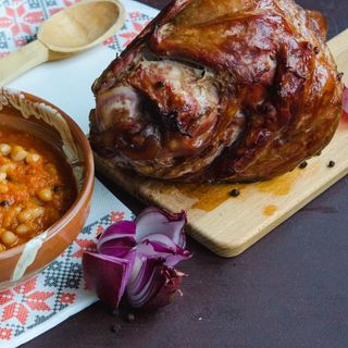 Ciolan de porc afumat cu Iahnie de fasole si paine