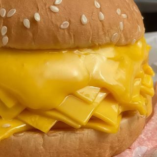 BURGER CU CASCAVAL SI CARTOFI PRAJITI