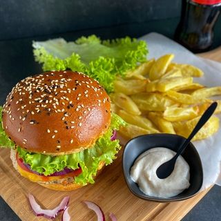 BURGER VEGETARIAN CU CARTOFI PRAJITI