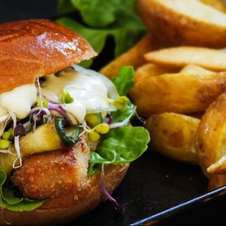 BURGER FISH CU CARTOFI PRAJITI
