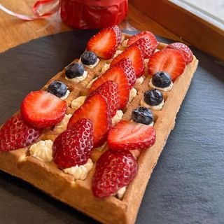 Gofra mascarpone afine și căpșuni