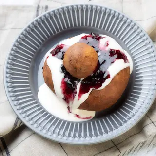 Papanasi cu dulceata si afine