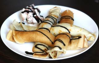 Clătite cu dulceață și frișcă