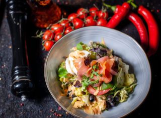 Salată cu somon afumat