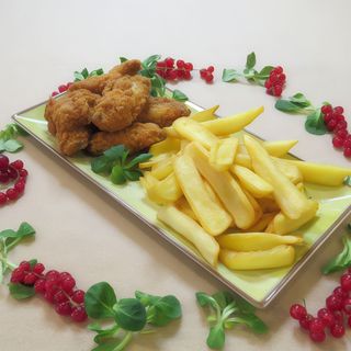 Aripioare picante cu chipsuri de cartofi, sos de ketchup şi maioneză