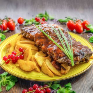 Coaste de porc cu sos barbeque şi cartofi wedges