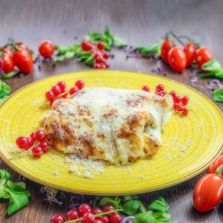 Clătite cu şuncă, caşcaval şi sos de smântână gratinate