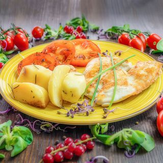 Piept de pui la grătar cu roşii coapte