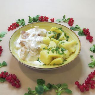 Pui cu smântână si cartofi natur