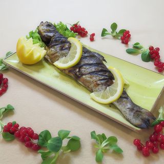 păstrav copt cu vin si verdeturi