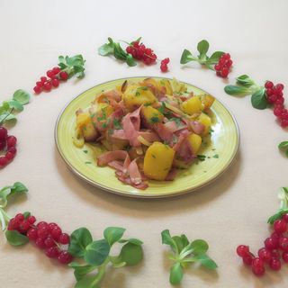 Cartofi cu bacon şi ceapă traşi la tigaie