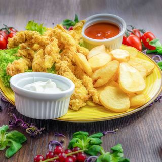 Strips de pui cu chipsuri de cartofi, sos de ketchup şi maioneză