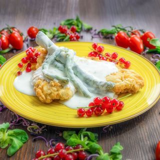 Snitel de pui cu sos gorgonzola si sparanghel