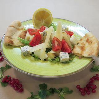 Salată quattro formaggi