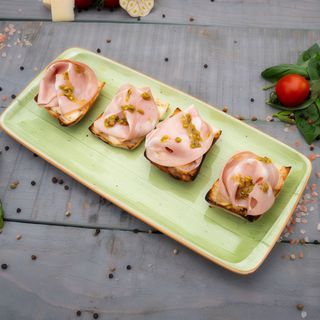 Bruschette cu mortadella si pesto de fistic